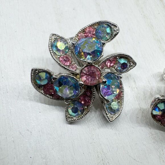 Bogoff 1950s MCM Colorful Aurora Borealis Rhinestone Flower Clip On Earrings - Picture 13 of 14